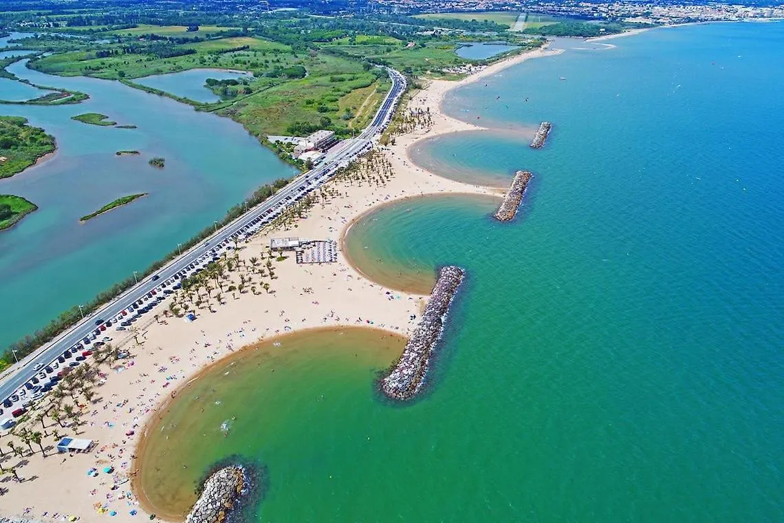 Location Estival Parfaite : Studio A 50 Metres De La Plage, Offrant Une Magnifique Vue Mer Frejus