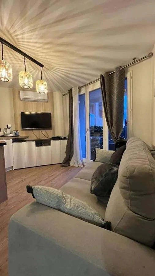 Apartment Location Estival Parfaite : Studio A 50 Metres De La Plage, Offrant Une Magnifique Vue Mer Frejus