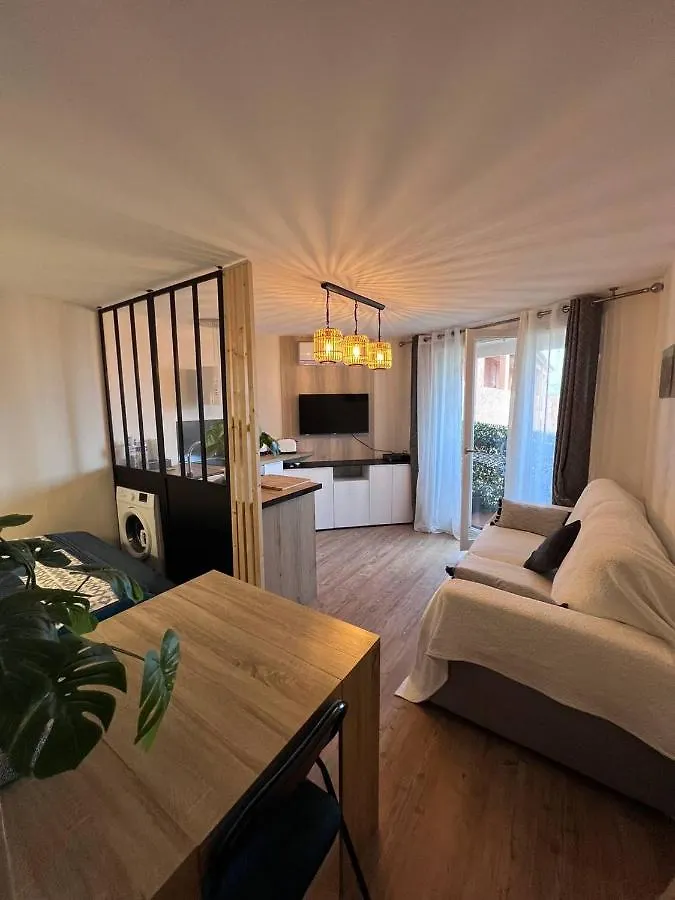 Location Estival Parfaite : Studio A 50 Metres De La Plage, Offrant Une Magnifique Vue Mer Frejus 0*,  France