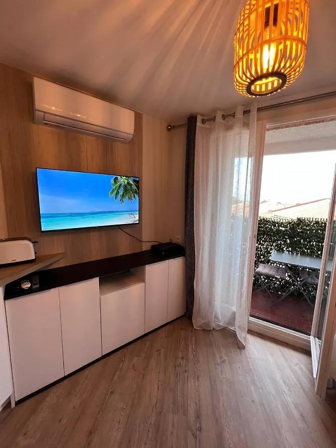 Location Estival Parfaite : Studio A 50 Metres De La Plage, Offrant Une Magnifique Vue Mer Frejus