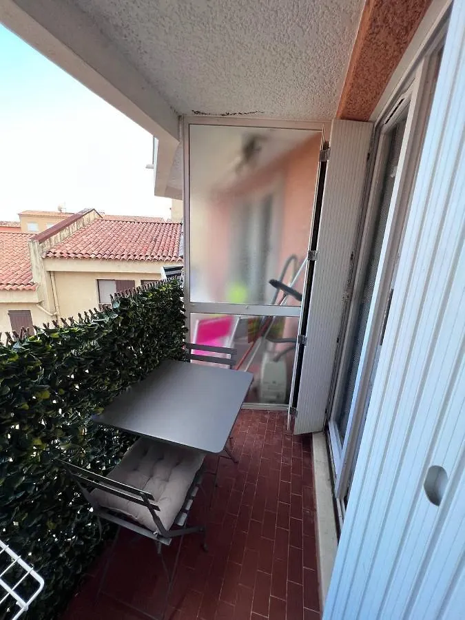 Apartment Location Estival Parfaite : Studio A 50 Metres De La Plage, Offrant Une Magnifique Vue Mer Frejus France