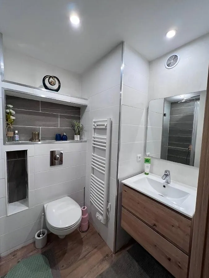 Apartment Location Estival Parfaite : Studio A 50 Metres De La Plage, Offrant Une Magnifique Vue Mer Frejus