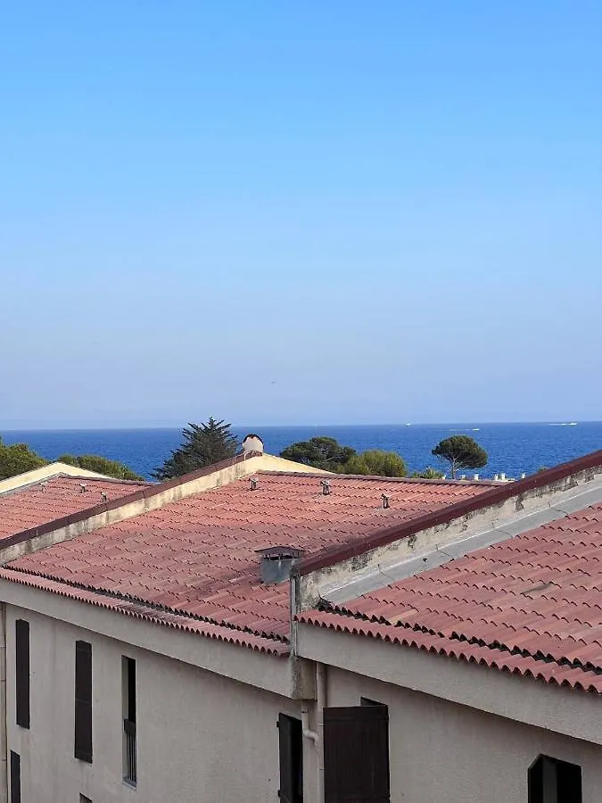 Location Estival Parfaite : Studio A 50 Metres De La Plage, Offrant Une Magnifique Vue Mer Frejus